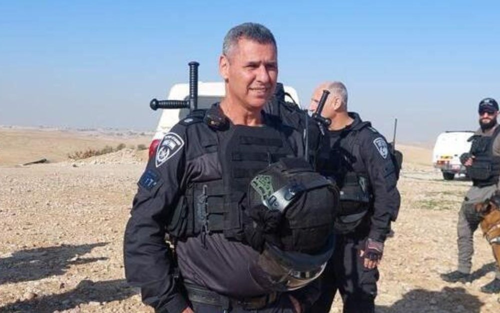 Chief Superintendent Avi Amar comforting a distraught IDF soldier near Kibbutz Kfar Aza on October 7, 2023, hours before he was killed. (Used in accordance with clause 27a of the copyright law)