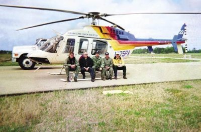 The search helicopter, in a photo taken prior to the accident. Jules “Buzz” Mier is in the black coat, and Charles Krenek is in the yellow coat (US Forest Service).