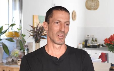 Aviv Atzili, a warrant officer in the reserves and member of Kibbutz Nir Oz’s civil defense squad, who was killed battling Hamas-led terrorists in the Gaza border community on October 7, 2023.(Screenshot/YouTube)
