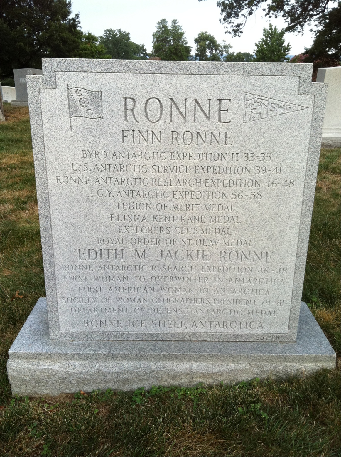 Back of headstone — Finn Ronne