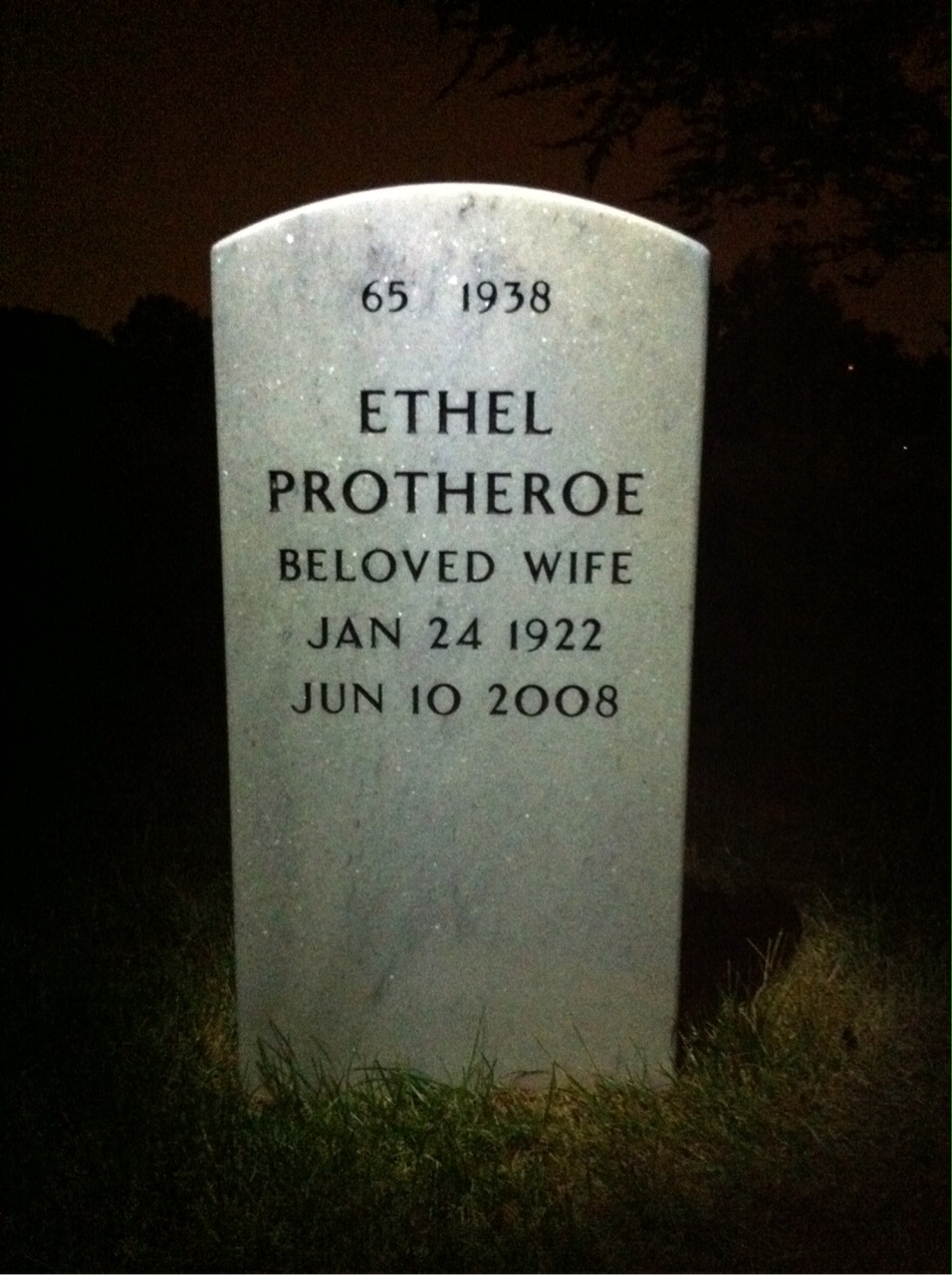 Back of headstone — Lee Lauren