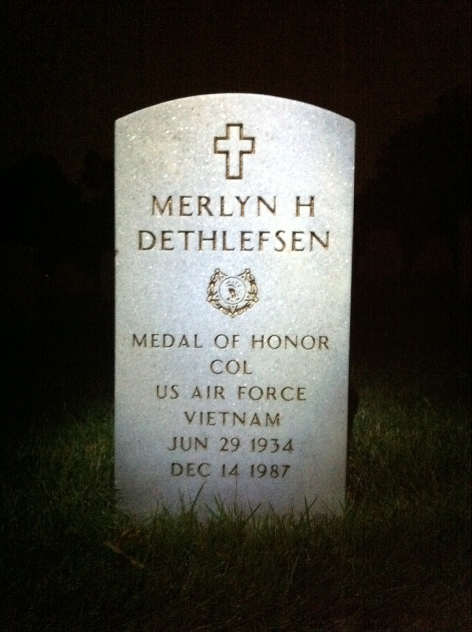 Headstone of Merlyn H. Dethlefsen