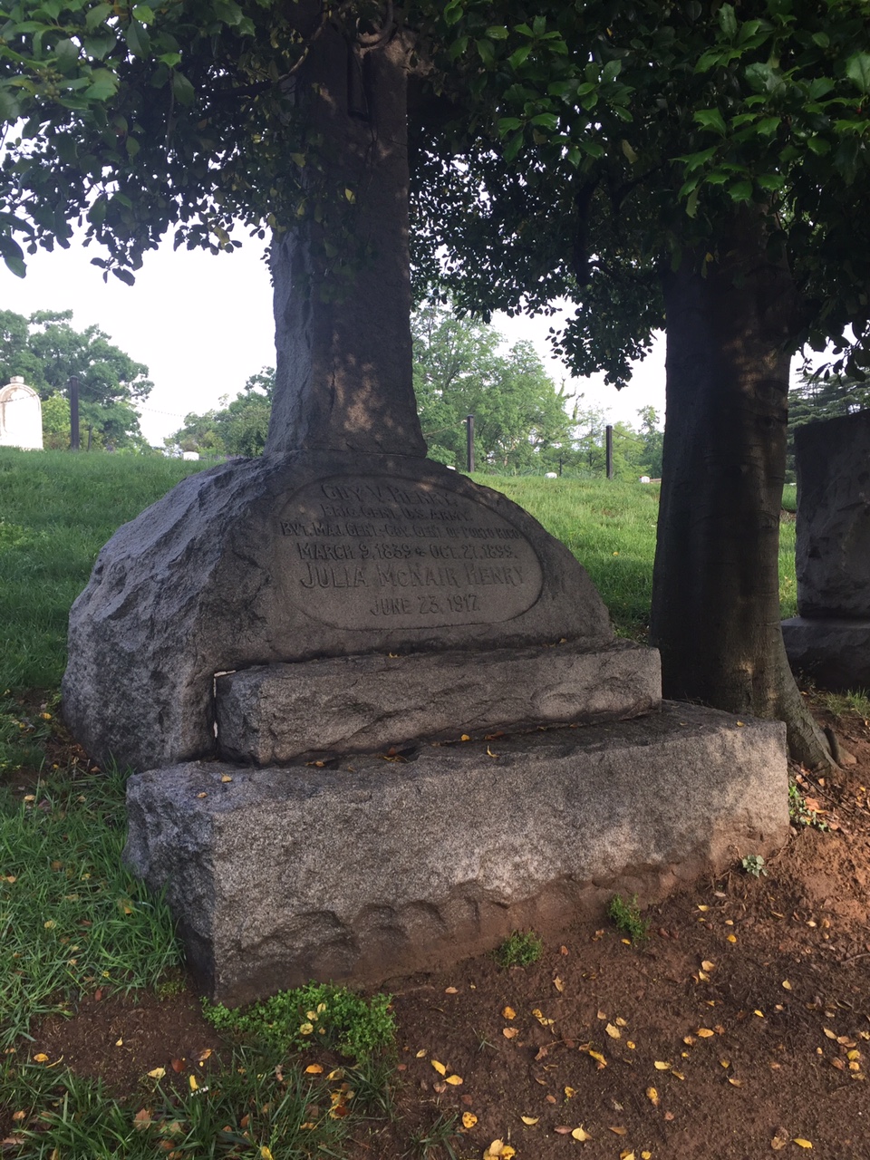 Headstone of Guy V. Henry