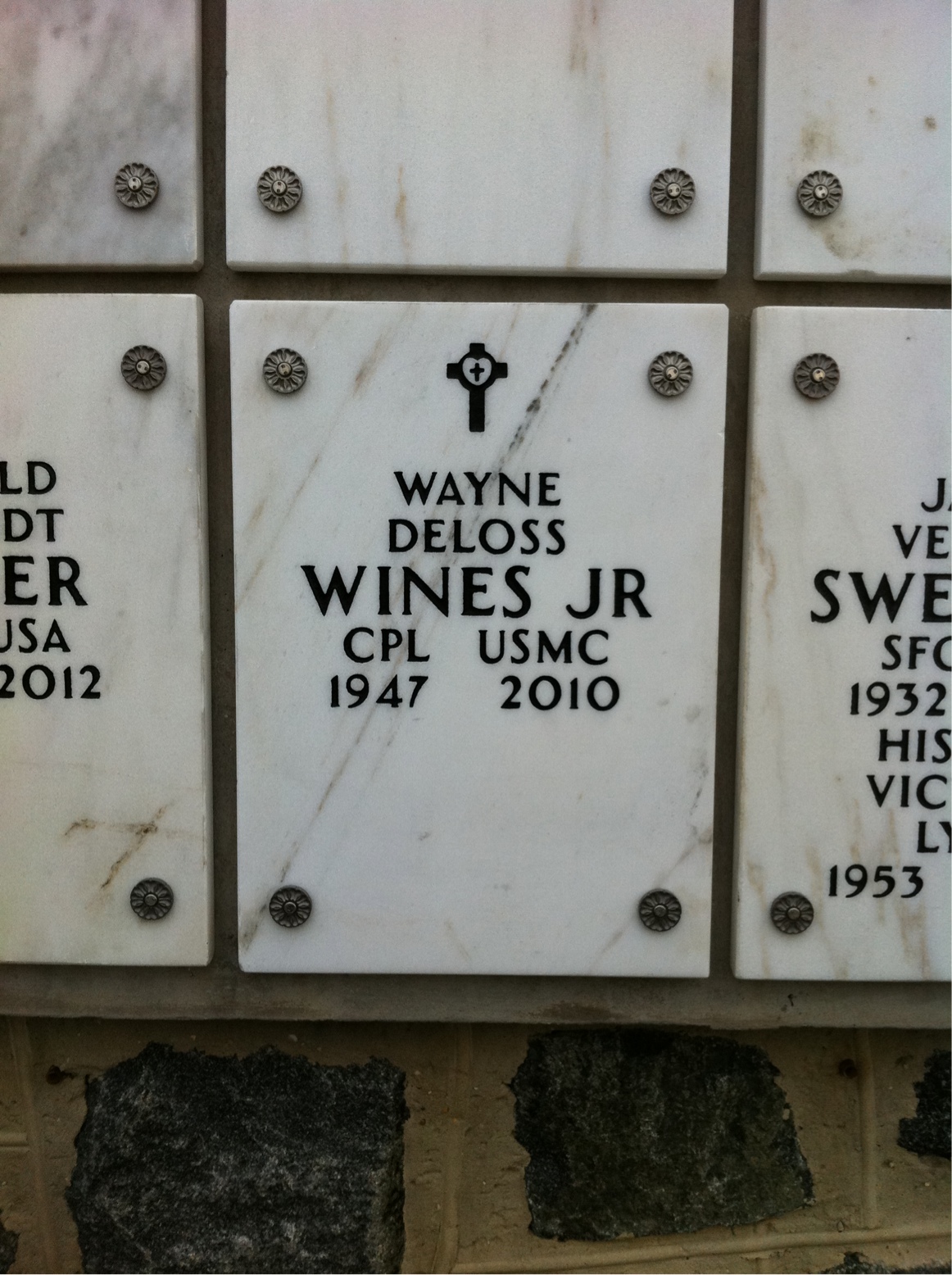Wayne D Wines