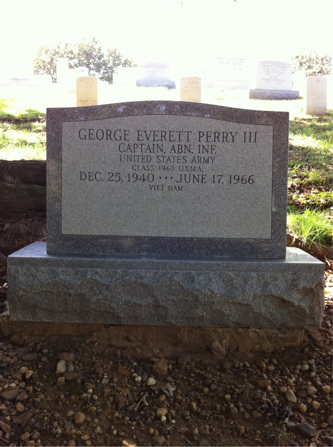 Headstone of George Everett Perry III