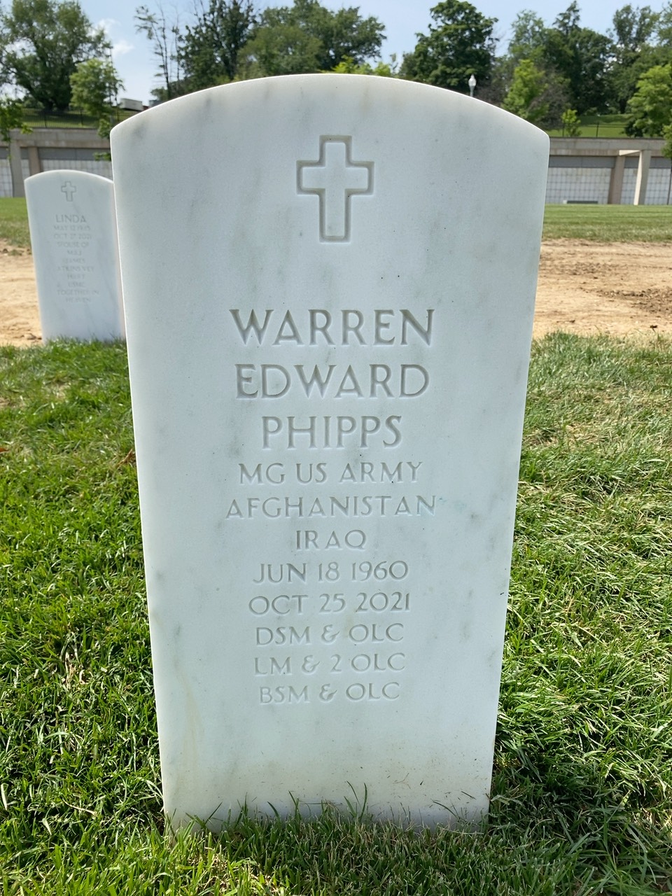 Warren E Phipps