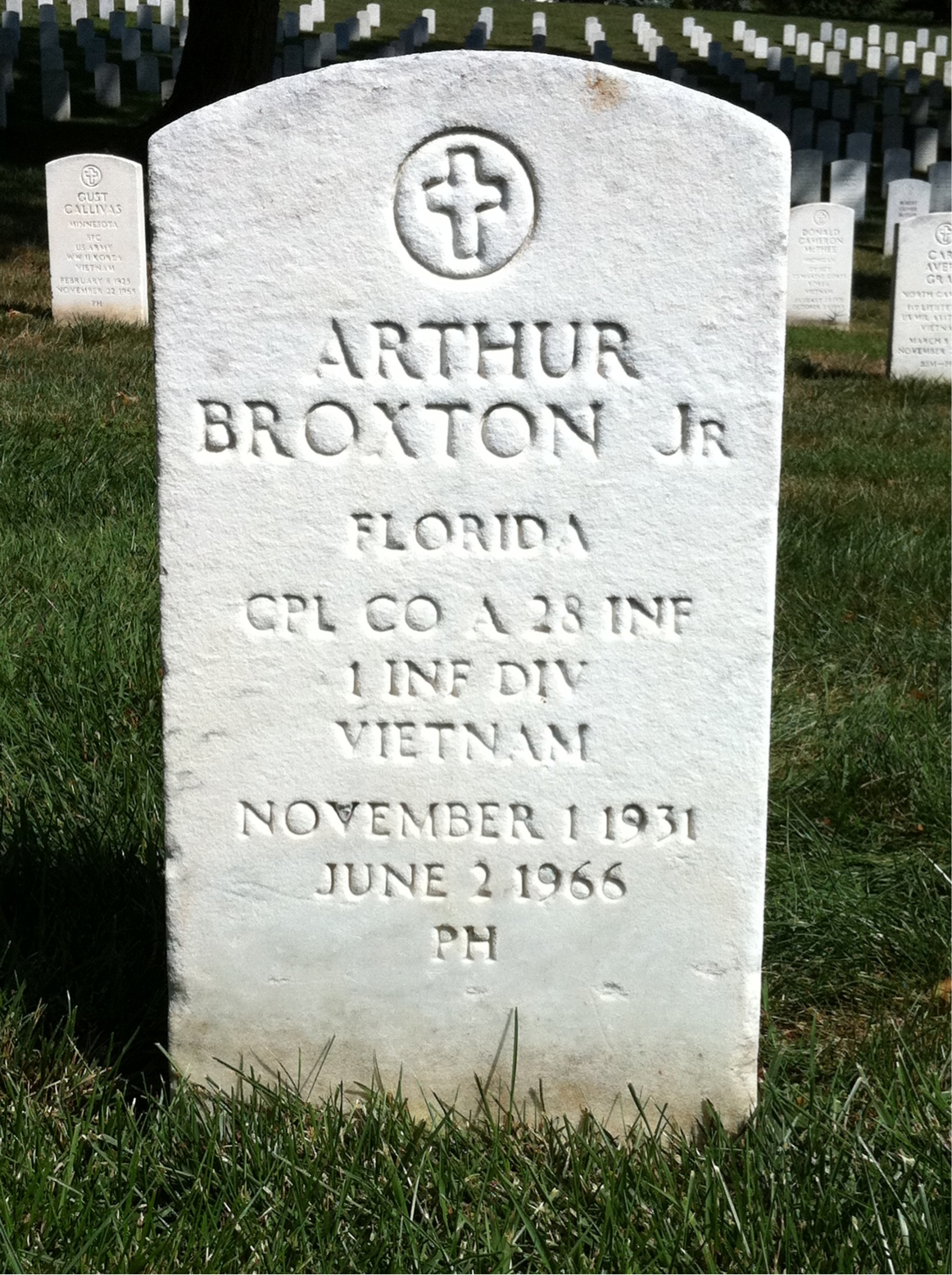 Headstone of Arthur Broxton Jr.