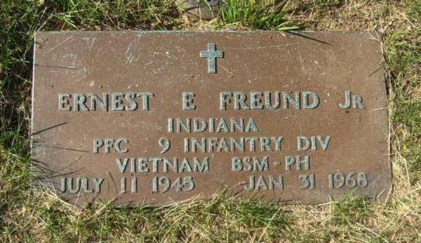 Headstone of Ernest Elwood Freund Jr.
