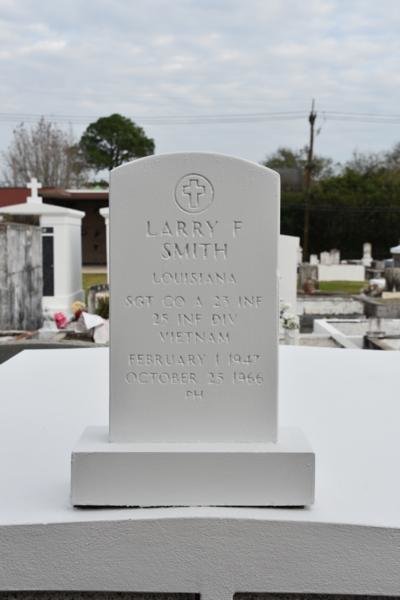 Headstone of Larry F Smith