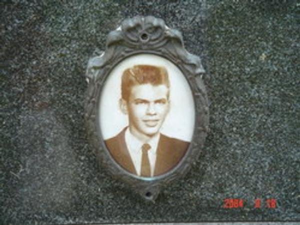 Headstone of Donald Ray Rybolt